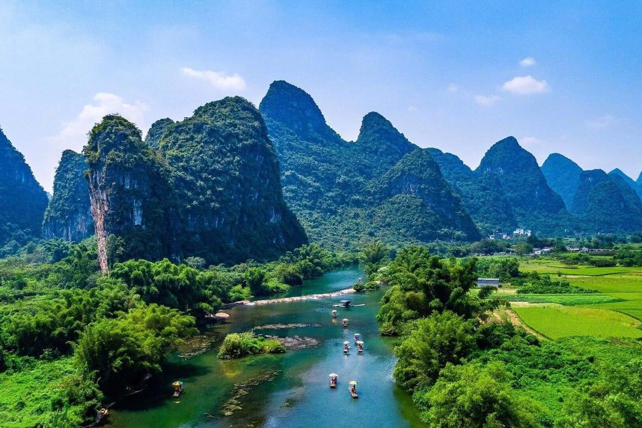 桂林山水甲天下，果然是名不虚传！这里秀峰拔地而起，漓江碧水蜿蜒如镜，溶洞幽奇，怪