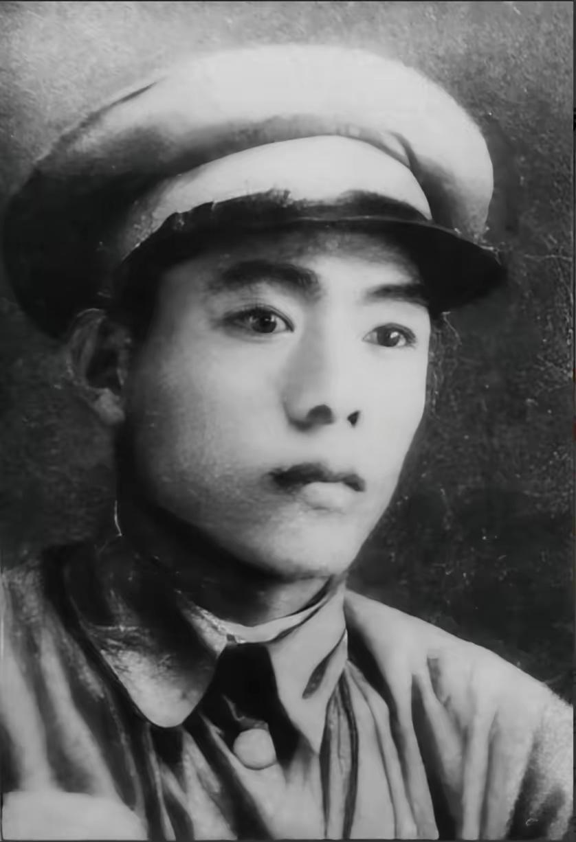1955年，四野政委翟文清，带妻子回乡省亲。突然，一名姑娘站在他家门口，盘问：“