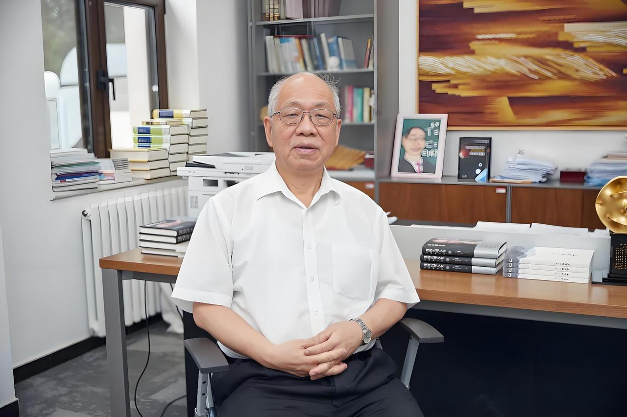 表象的遮羞布终于被扯破，美籍华裔数学家丘成桐一针见血地提出：中国数学水平落后美国