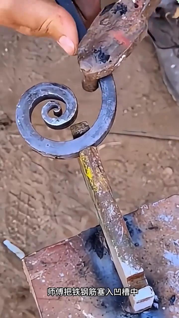 难道这就是传说中紧箍咒吗？师傅把铁钢筋塞入凹槽中，然后卡在扳手的缺口里，接着用力