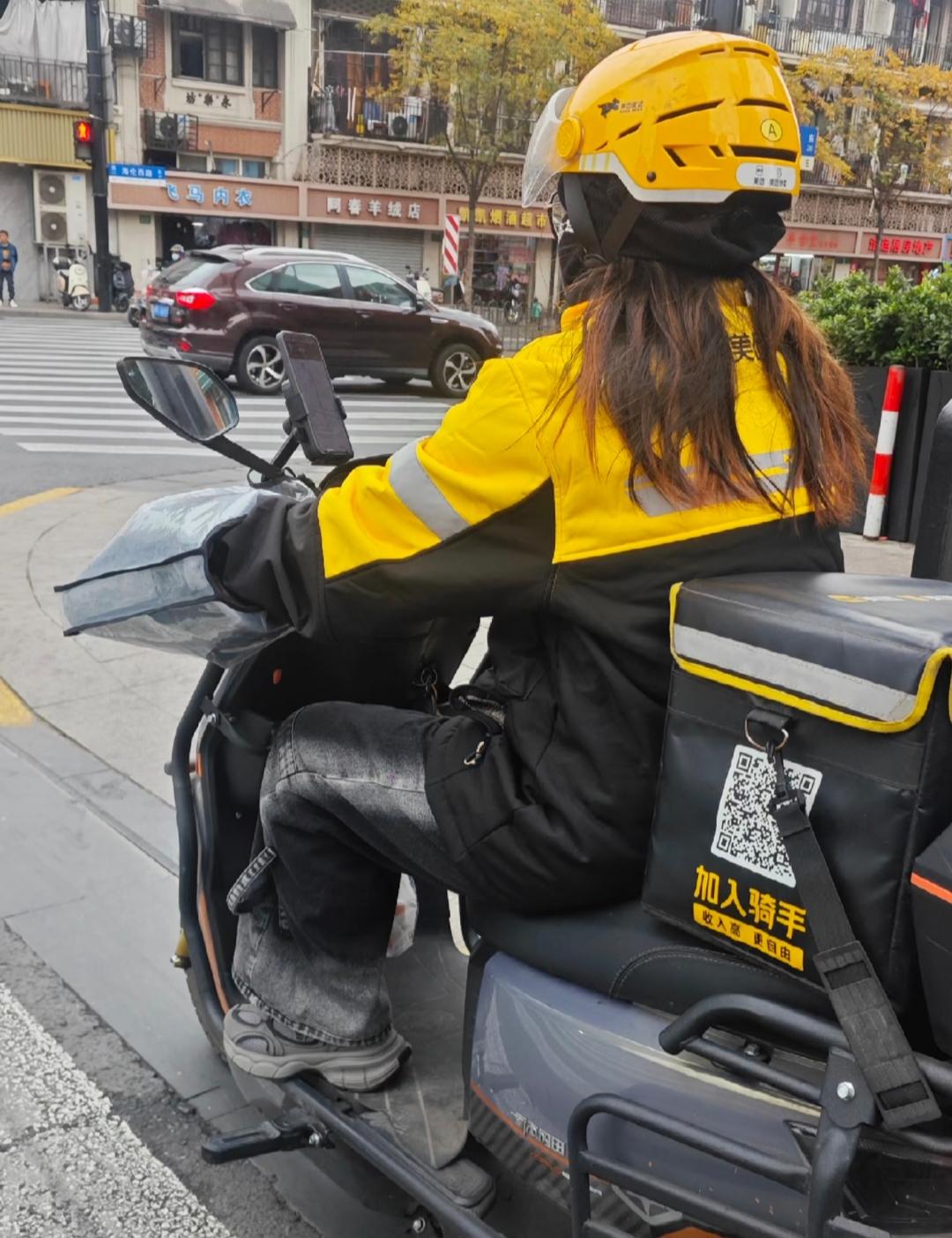 “脸都不要了！”
上海近日一女骑手遇到一烦心事
自己给一位20多岁的顾客送餐后，