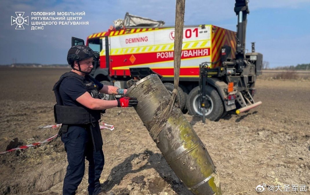 乌克兰排爆小组在基辅地区的一处田野中安全拆除了俄罗斯 Kinzhal 高超音速导