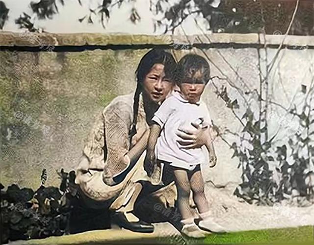 1930年，北平香山。26岁的林徽因怀抱着刚满周岁的女儿梁再冰，在庭院中留下了这