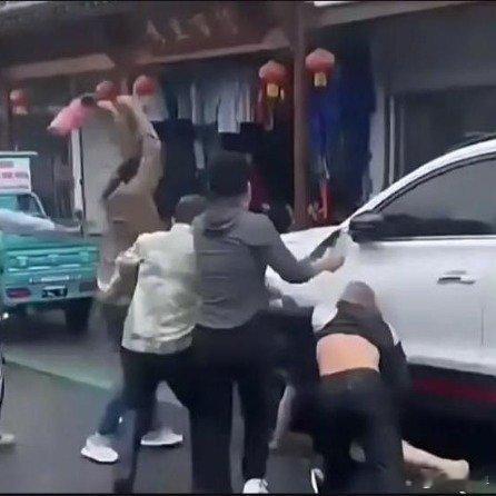 游客被打副所长拉偏架被免职不冤这也不是啥大惊小怪之事，有些小地方的警察，就真的跟