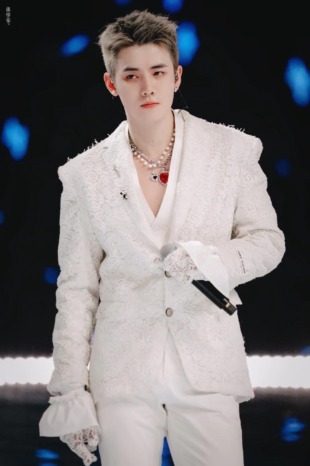 任豪藏在细节里的温柔 考古发现任豪果然是人好辗转20小时奔赴灾区，他默默扛起物资