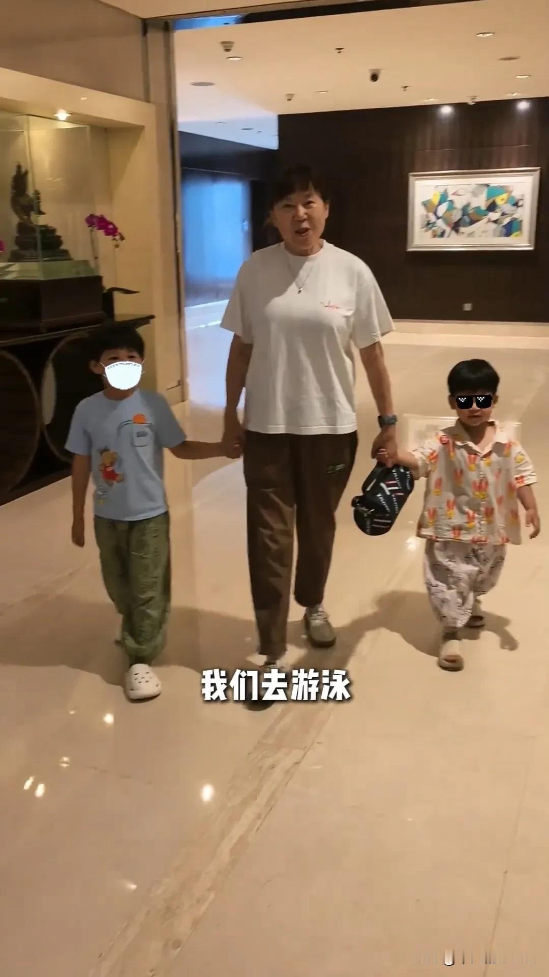 近日，老苏总和阿荷一直在北京带两个孙子，一家子其乐融融。

二老前阵子才带着两个