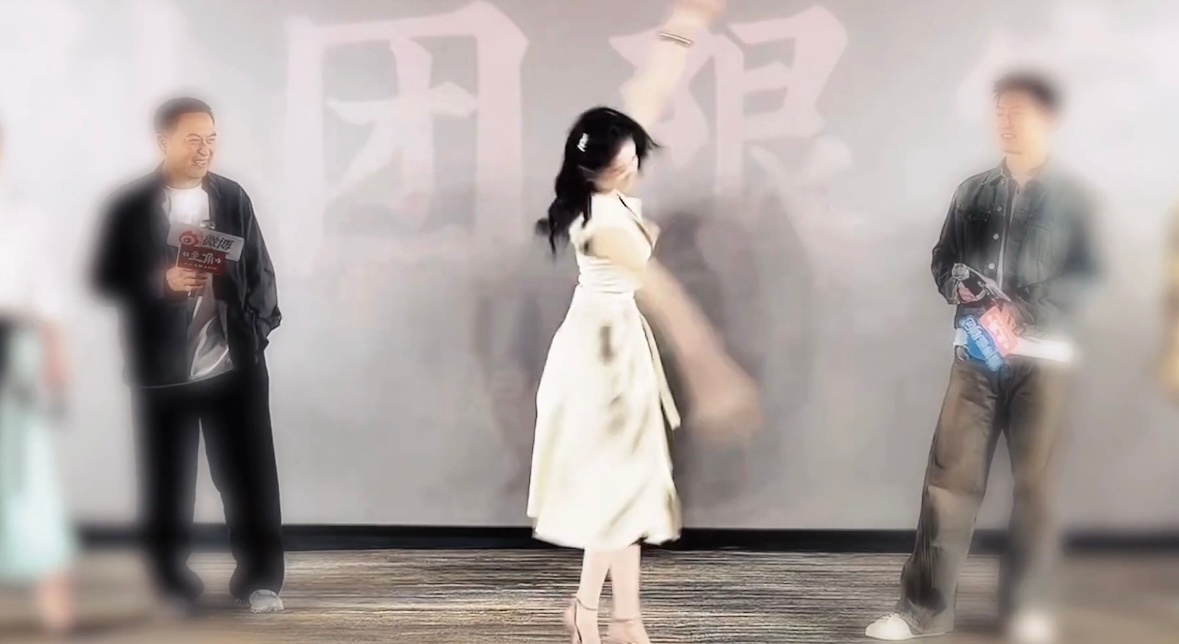 刘浩存穿十厘米高跟鞋定点转圈穿高跟鞋还这么稳，美到窒息！电视剧主角