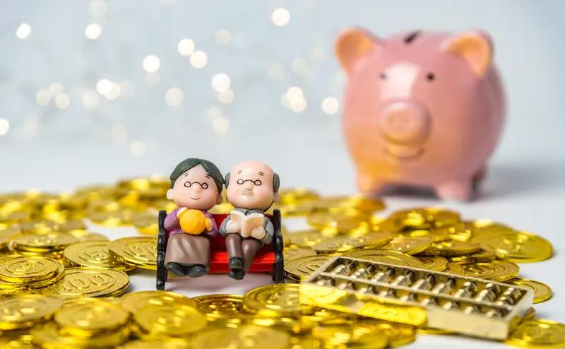 退休金千把块！

比房租还低？

千把块退休金，听起来像上世纪的笑话，却是很多刚
