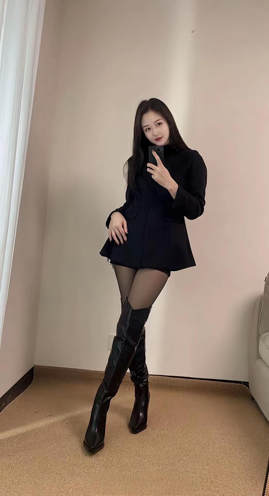 优雅黑裙搭配高筒靴，自信满满的一天！