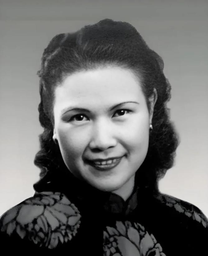 1945年，被关押6年的赵丹出狱，他满心欢喜的找到妻子后，却发现妻子挺着大肚子，