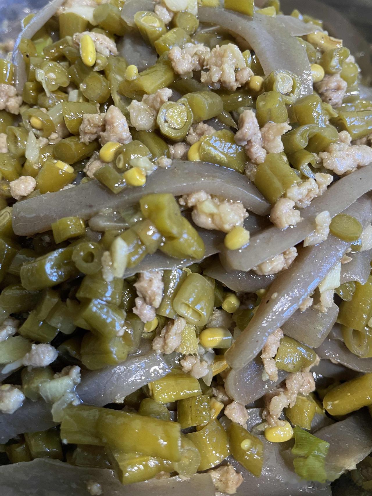 酸豆角肉沫炒魔芋皮 
西葫芦炒蛋饼
红烧肉土豆块
油淋豆皮