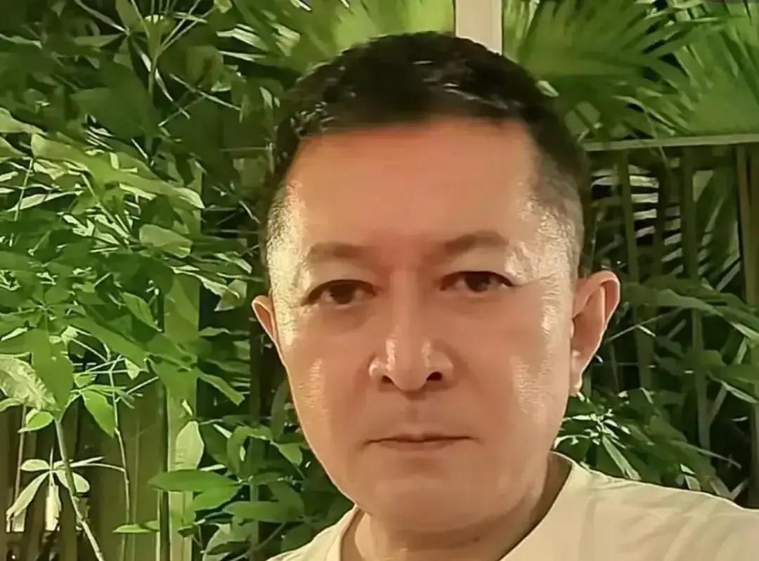 拒绝一杯酒毁掉前途？他换了条赛道，让整个行业抬头看他。
 
三年前，赵钢在饭局上