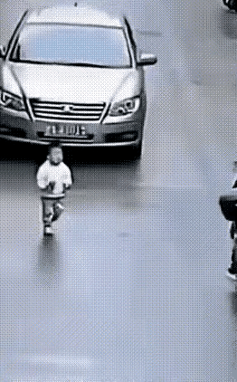 小哥的电瓶车拼命一撞，救了孩子。小哥的机智勇敢，值得点赞！