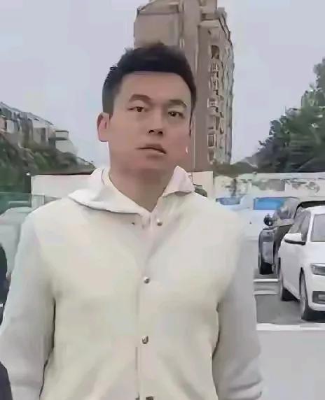 律师不干了，不是被炒，是自己走的。
没人逼他，但他心里那根弦，崩了。
法庭上能赢