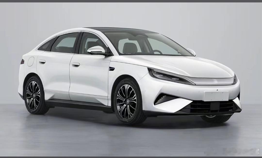 我称之为最帅的大秦-秦max，犀利的前脸，尾灯也更好看，秦max车身长度为486