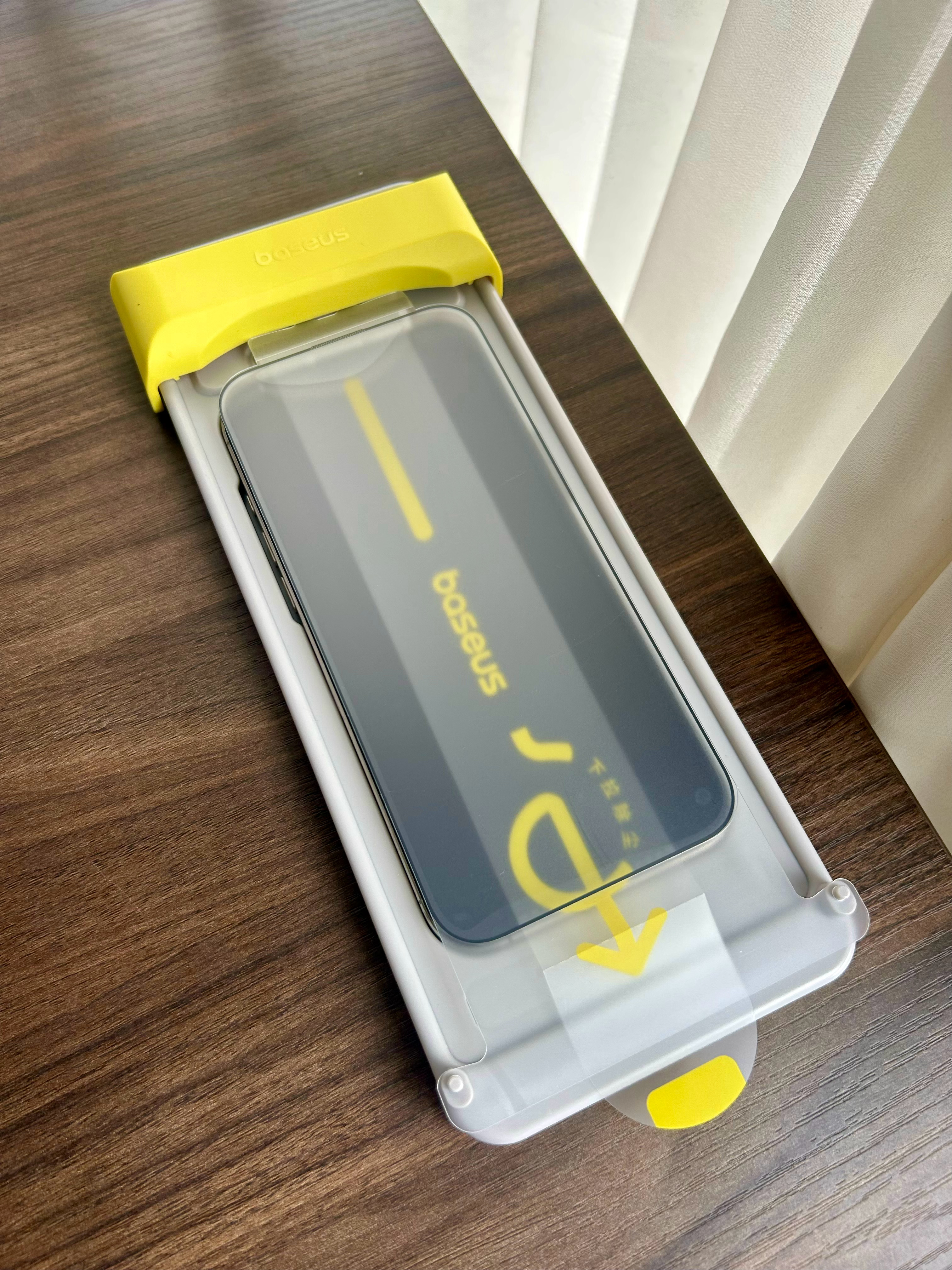 平时收到的寄拍不少，但倍思这款钢化膜确实有点东西。包装上SGS金标防摔认证很亮眼