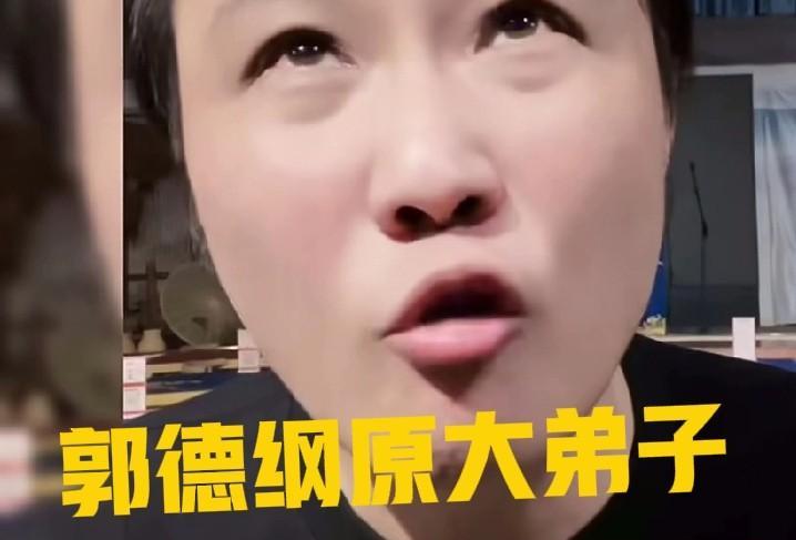 闫宗海一句话炸了锅。
曹云金远超高鹤彩？
这对比太狠了。
同行相轻，还是实话实说