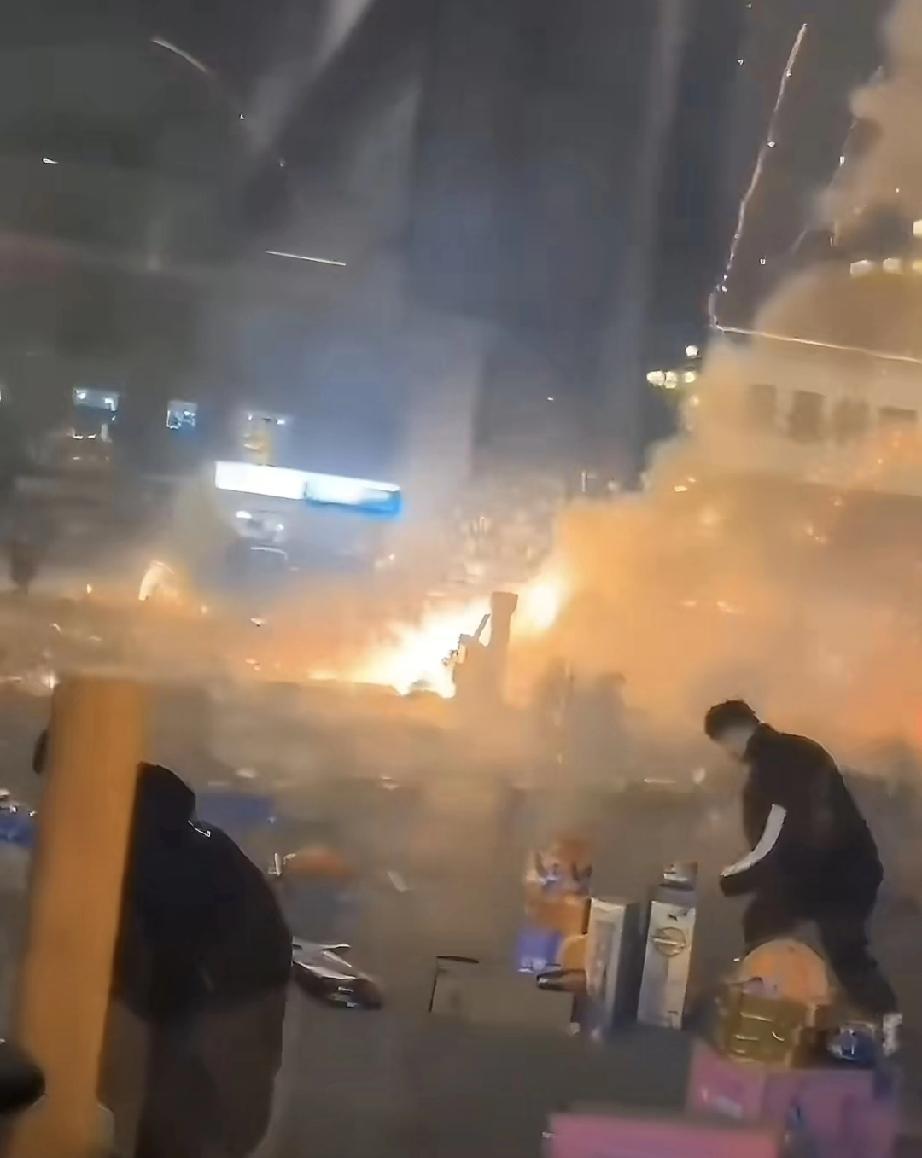 大过年的，听到这种消息真是太难受了。

湖南湘阴那个33岁的小伙子，放个烟花想把