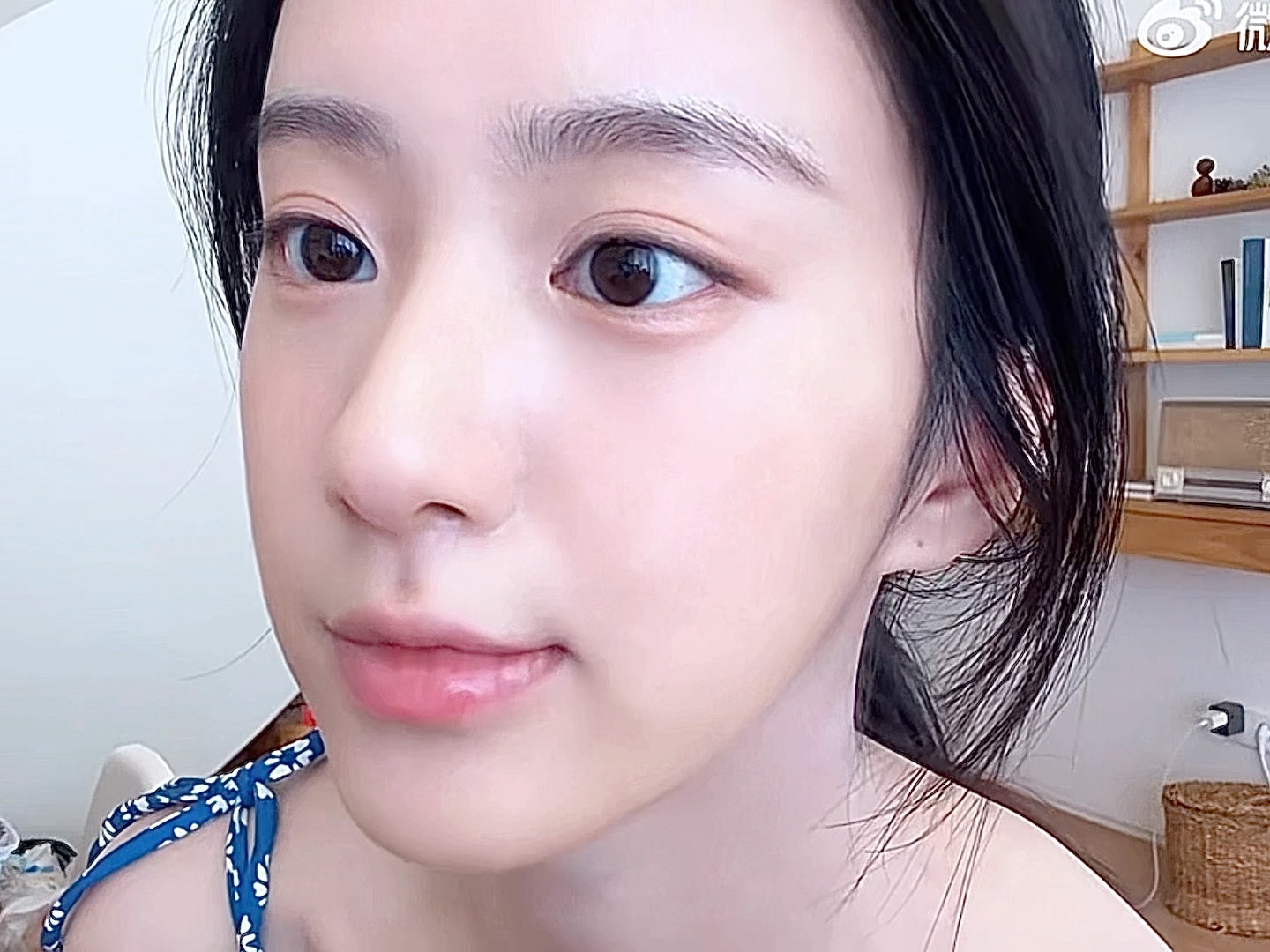 感觉我在欣赏史上最无用的化妆教程… ​​​