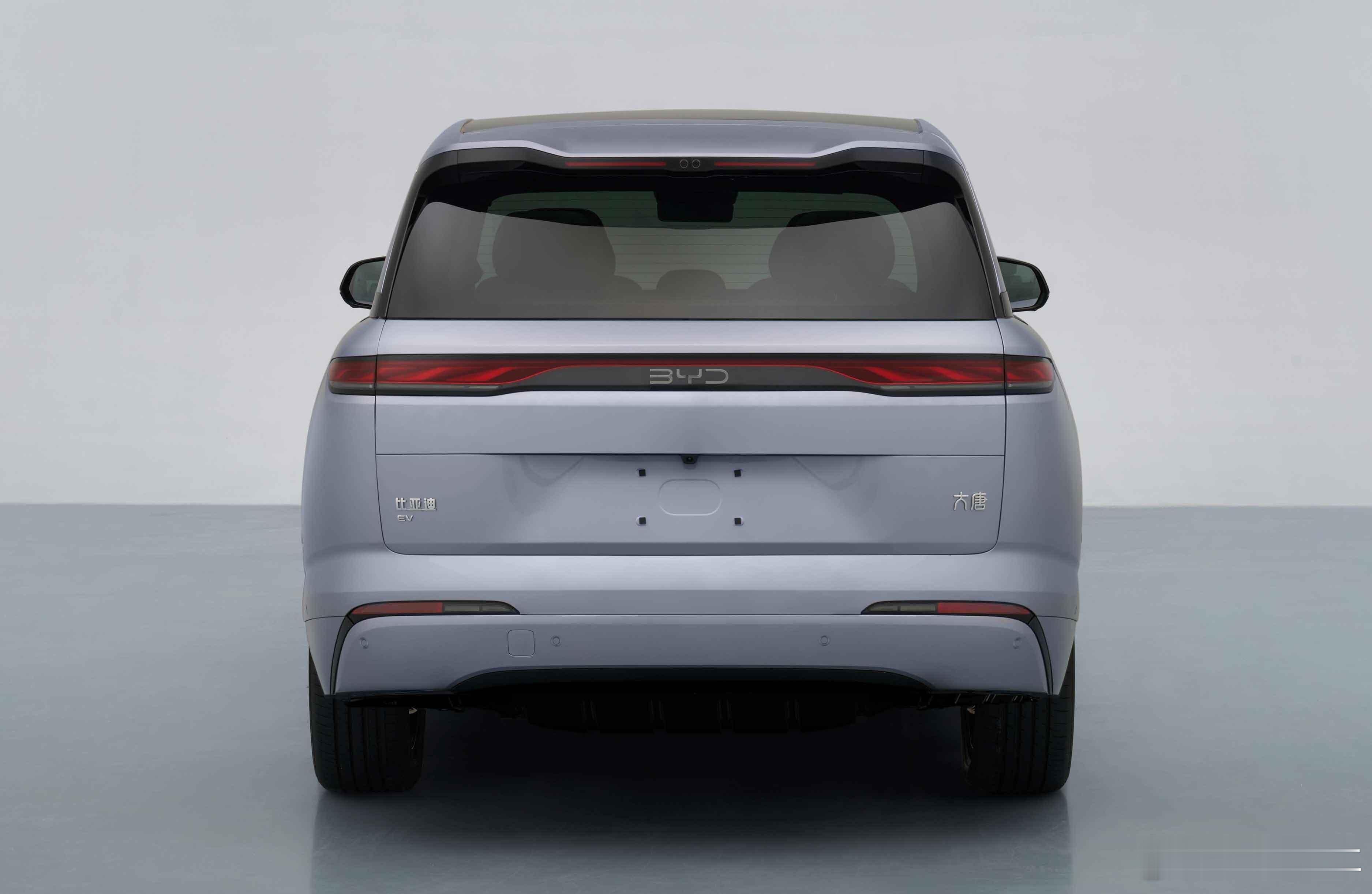 这款车型标配全景天幕，可选装前保黑色装饰条、扰流板、后保装饰件、轮辋、黑色套件、