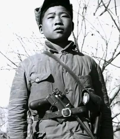 1943年，为了给伤员治伤，16岁小战士跑到了地主家，请求地主给些药品，却遭拒，