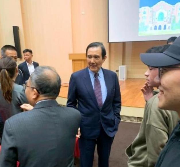 台湾地区，长期阻碍中国统一就是马英九。

这个人非常之狡猾！在他担任地区领导人期