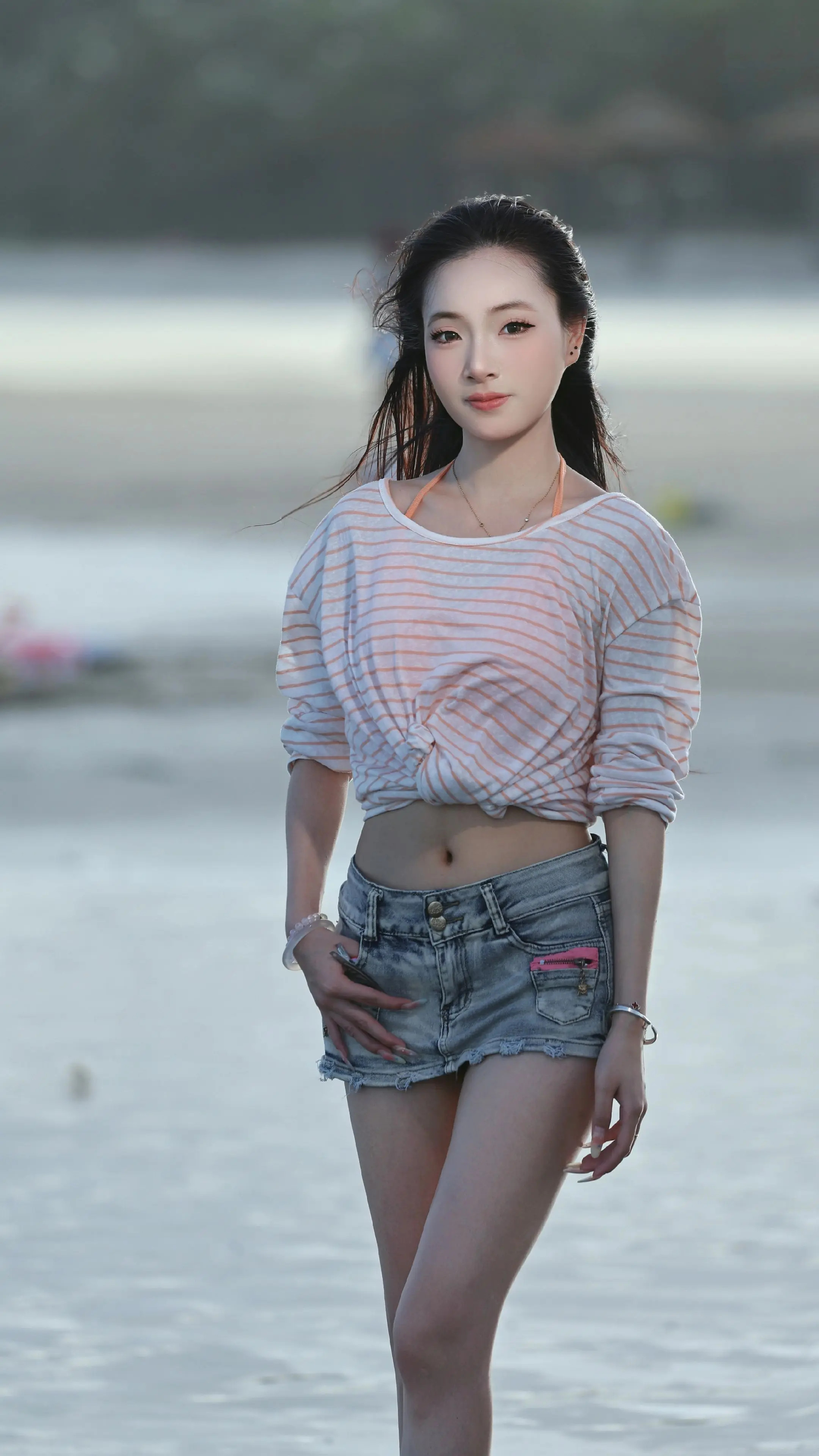 工业风汽车写真 牛仔辣妹风 拖拉机上的时尚 女生沙滩穿搭
