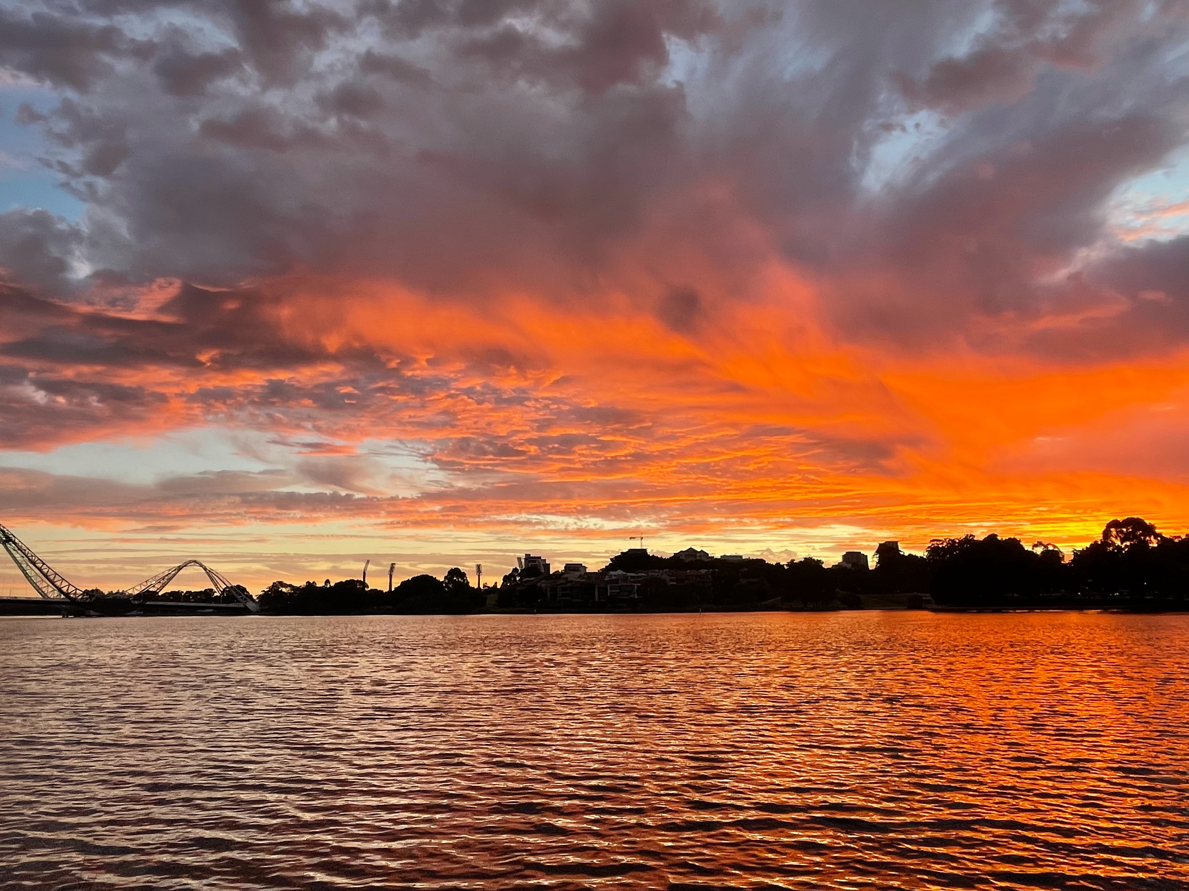 今日的火烧云。好山好水好寂寞，说的就是我。还有一句：人间烟火气，最抚凡人心。我是