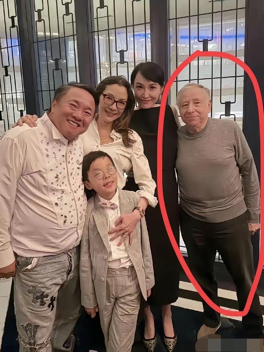 老头长相平平身高太矮，何超惊究竟图他啥？