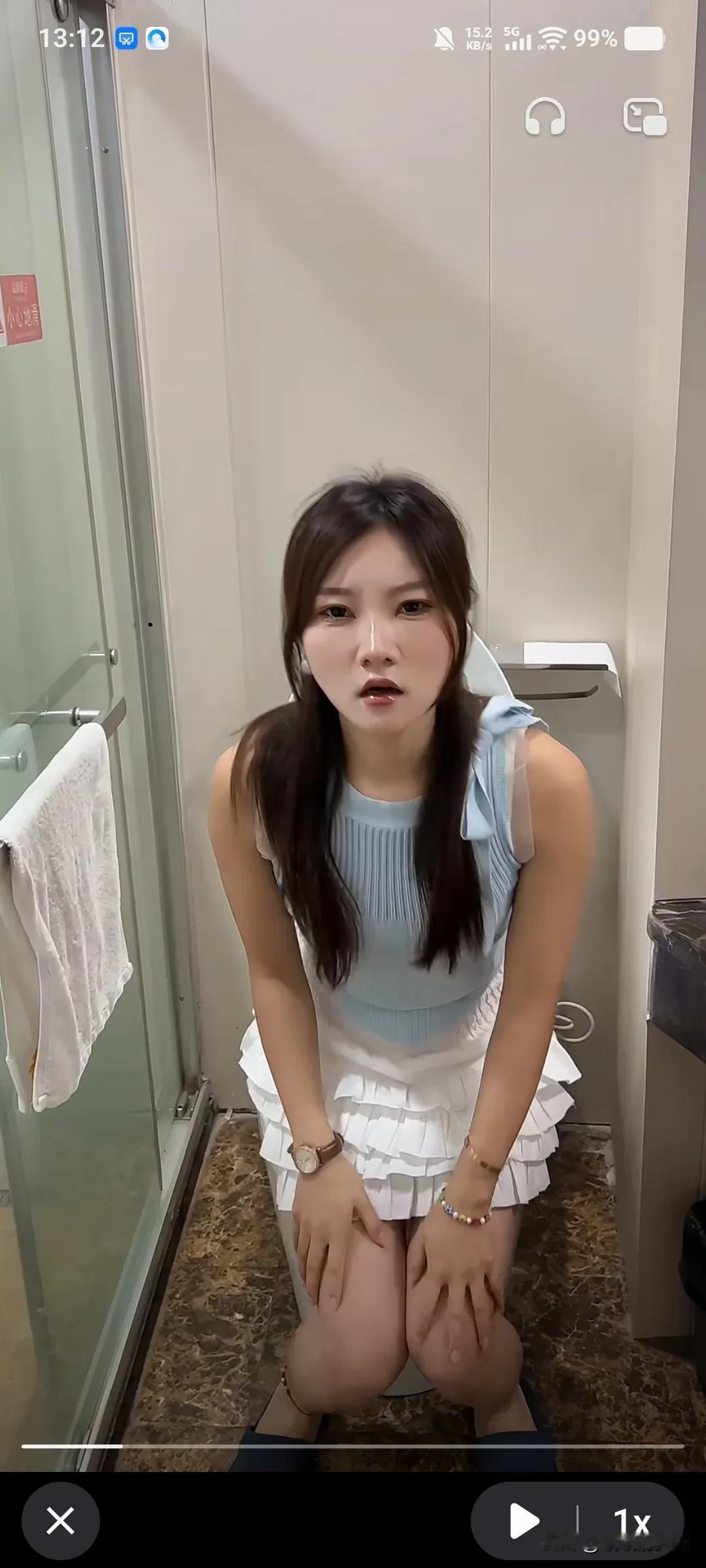 女生小便完，正确操作：
1.用纸擦
2.用纸沾一下
3.用水冲