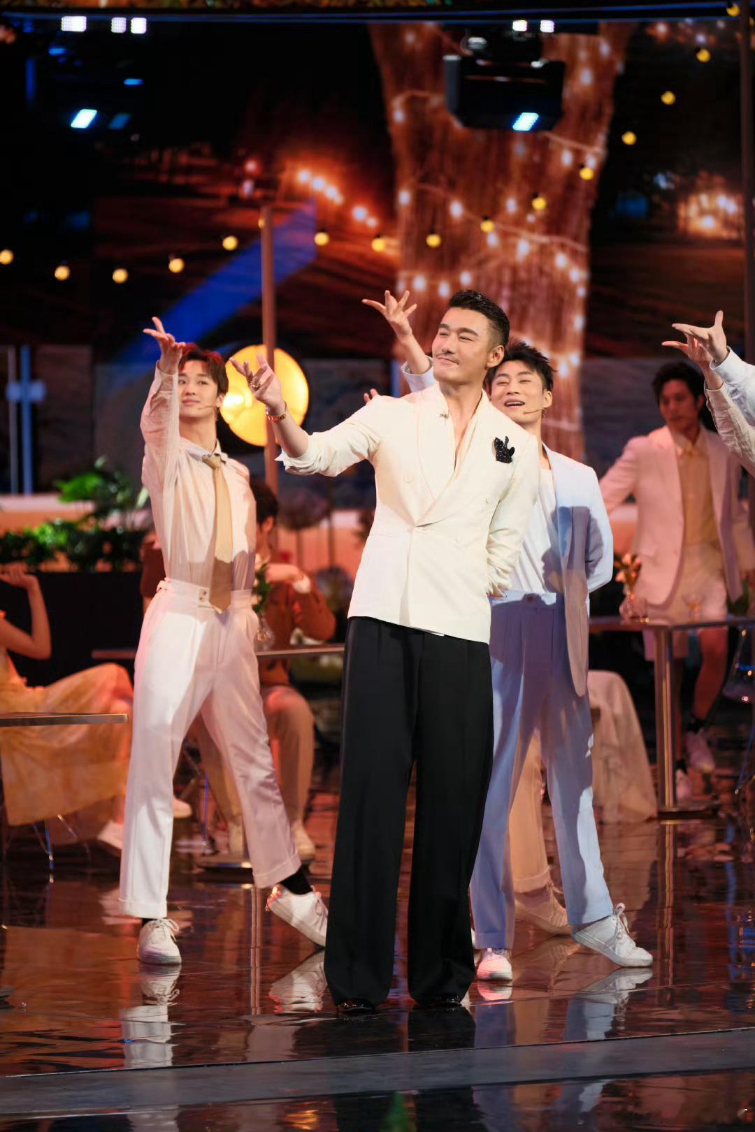 胡兵瞿颖叶童梁家辉北京春晚走秀 北京台春晚这四个同框太绝了！叶童挽着梁家辉，四十