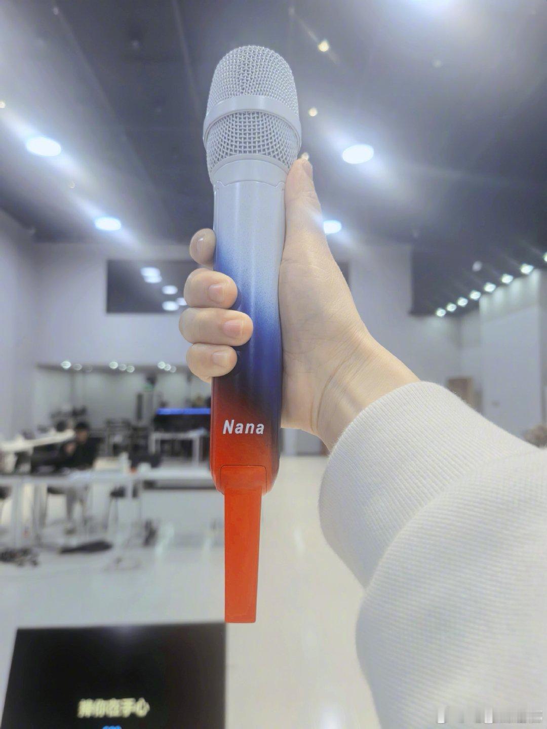 张杰谢娜的话筒是情侣款诶！杰哥专门给娜姐定制了和自己一模一样的话筒，真夫妻就是好