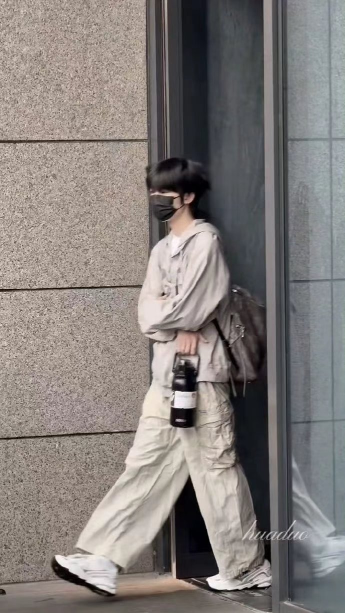 杨博文灰色休闲装look 杨博文休闲装配呆毛 杨博文灰色休闲装look，谁懂休闲