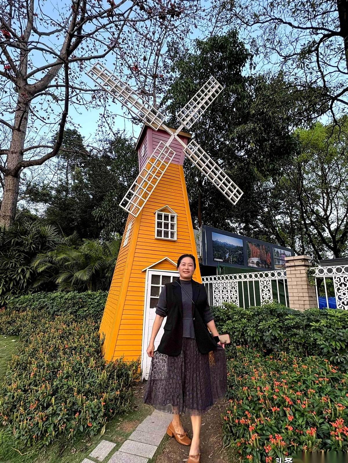 有些字，你单看它，没什么。
但你把它拆开，一个一个摆在桌上，指尖都凉了。
“婚”