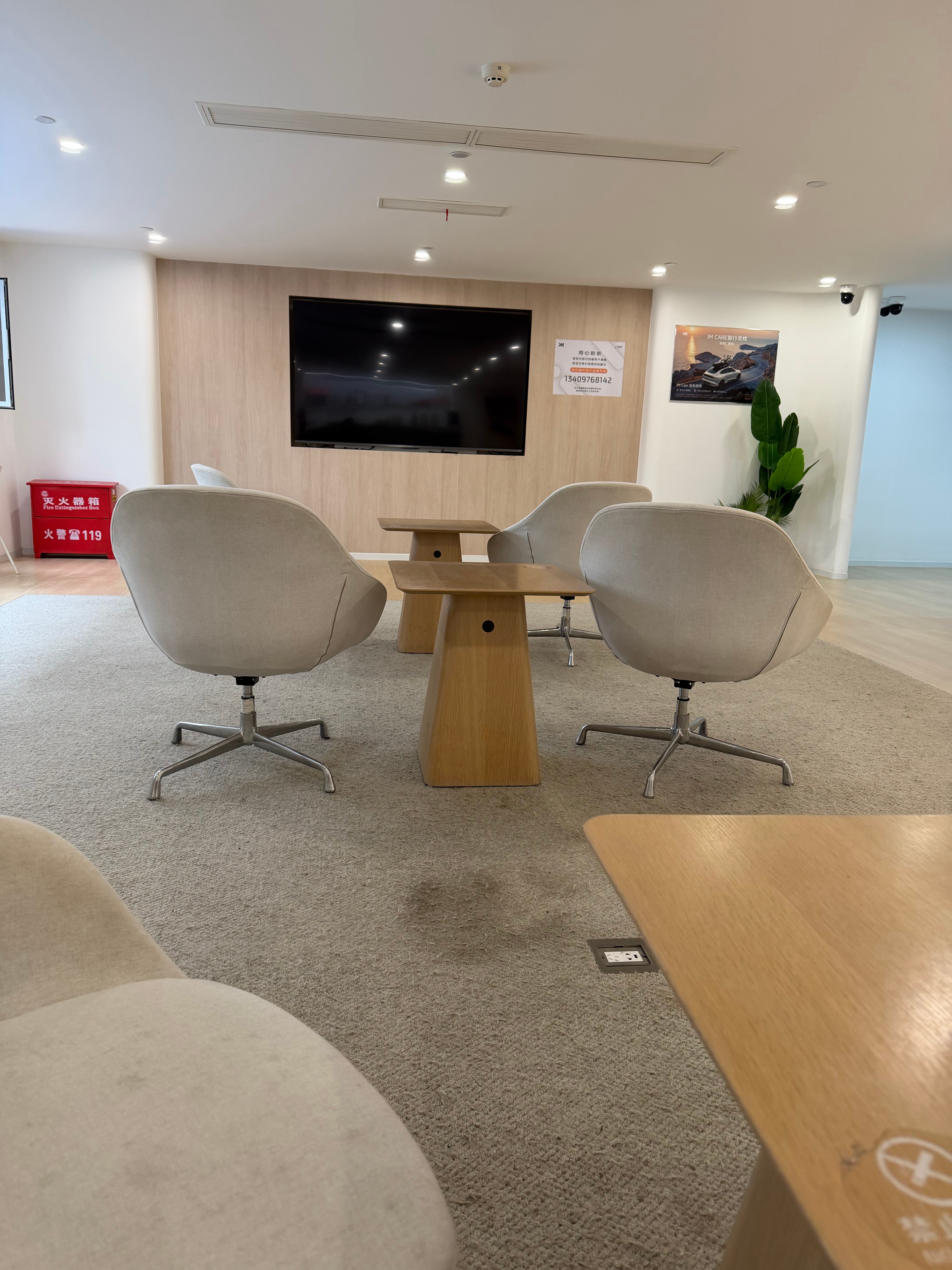 把智己LS6送来保养了。换了个空调滤芯+常规检查，534元。开了两年半，不知道电