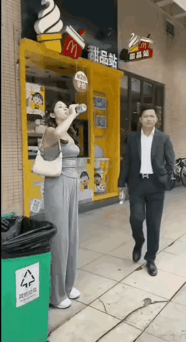 我就丢个垃圾，你紧张嘛！[呲牙]