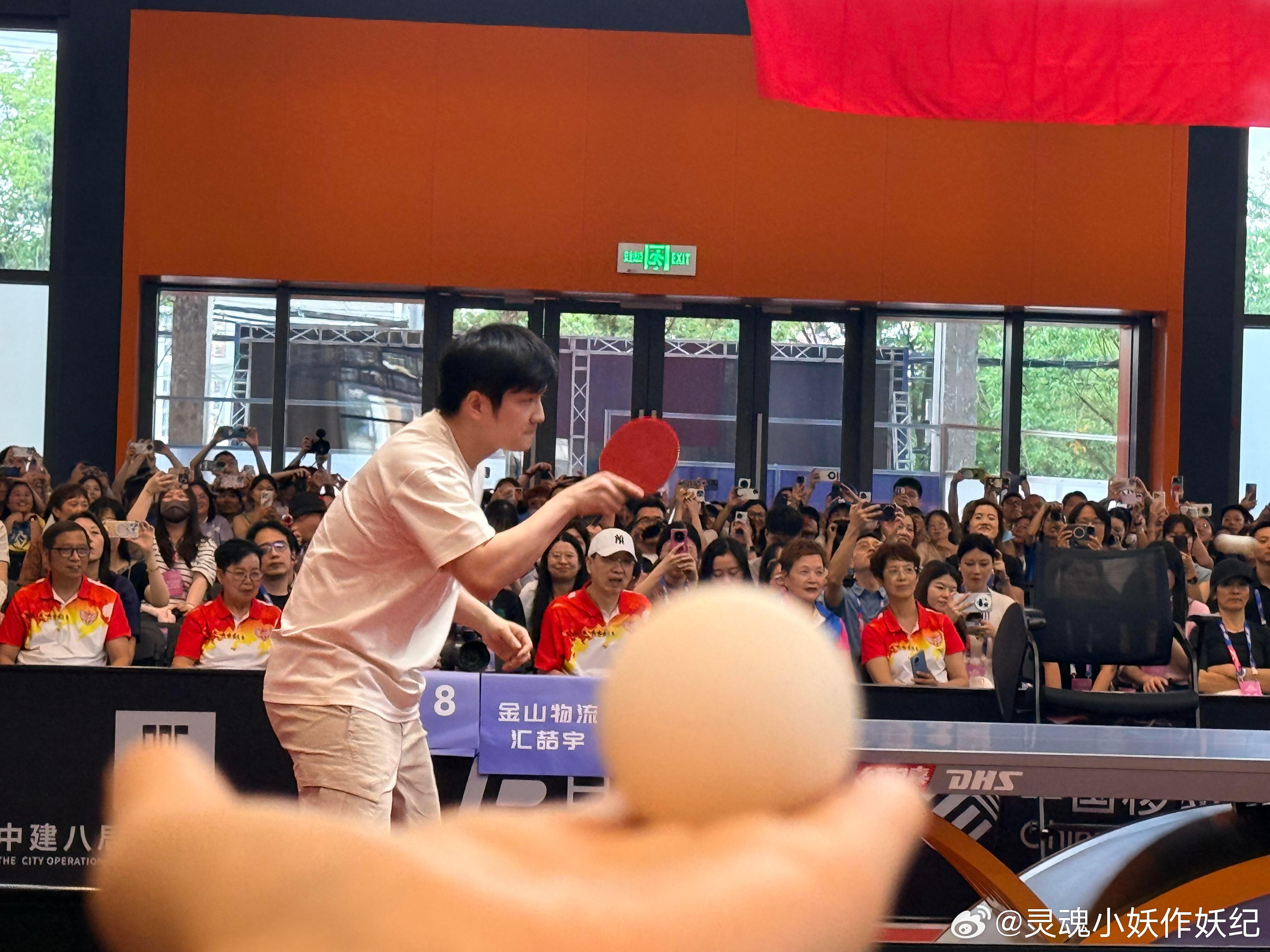 樊振东现身上海乒乓球嘉年华超级超级超级可爱的樊振东 