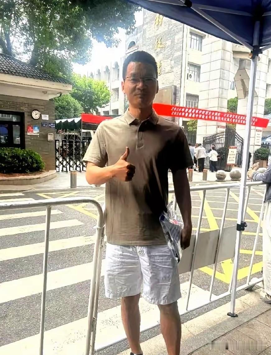 武汉一位高中数学老师，连续四年亲自报名参加高考，今年考完自己估了138分，最逗的