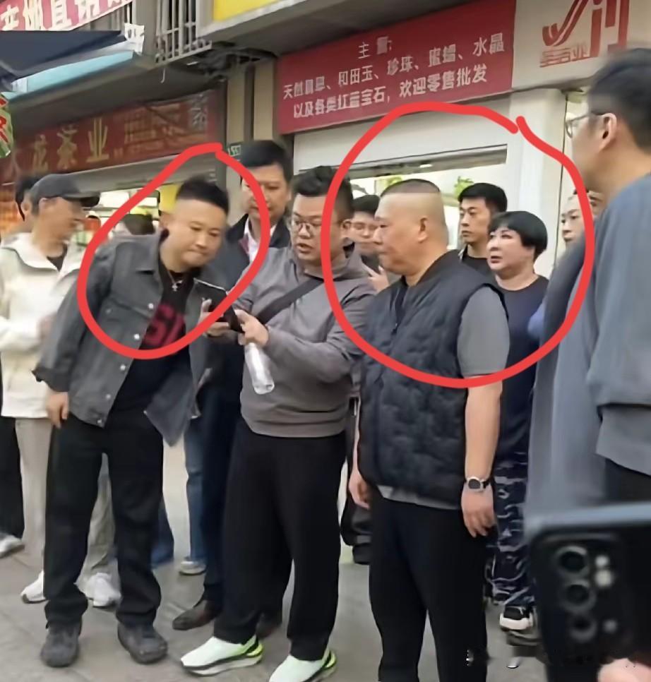 郭德纲夫妇到上海德云社视察工作，顽皮哥也在现场。这一次应该快开业了吧？

上海德