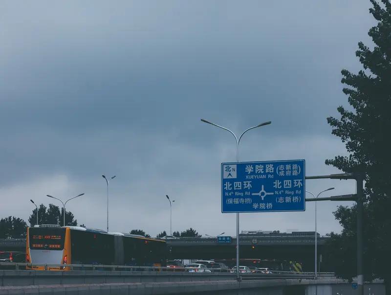 当我老了，这辈子最怀念的或许是年少时无畏的勇气。那时，兜里没几个子儿，却敢怀揣着