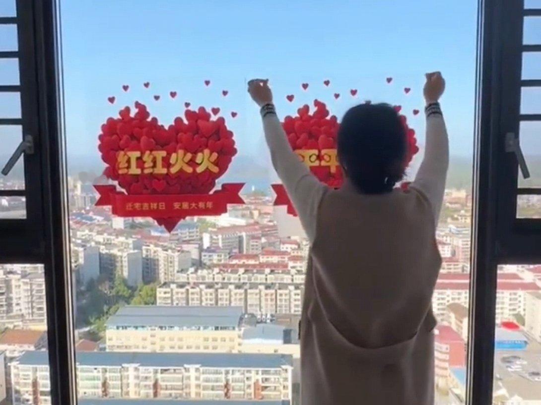 窗贴在年轻人手中玩出了新花样从节日装饰到日常美学，这届年轻人正让窗贴焕发新生。生