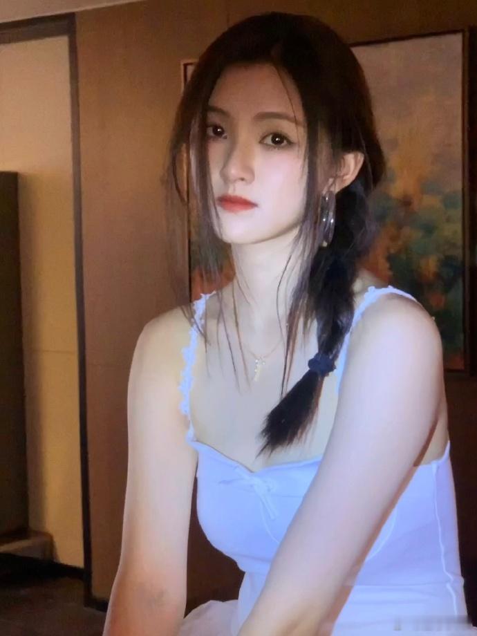 #王奕婷纯白吊带纱裙#​​​#王奕婷公主小妹即视感#王奕婷的纯白吊带纱裙，如同一