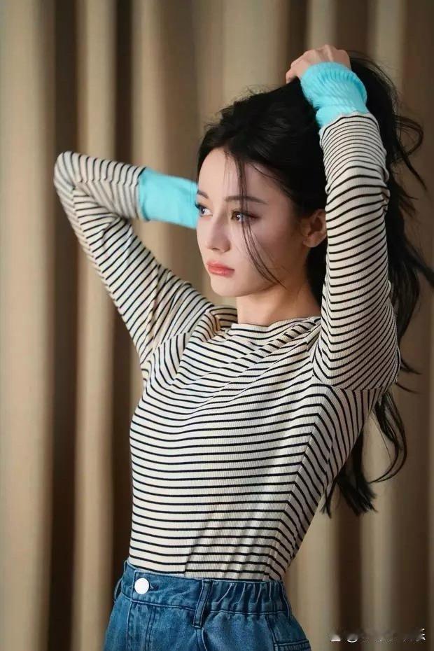 迪丽热巴营业照曝光，条纹上衣随性扎发，五官精致身材修长！ 
