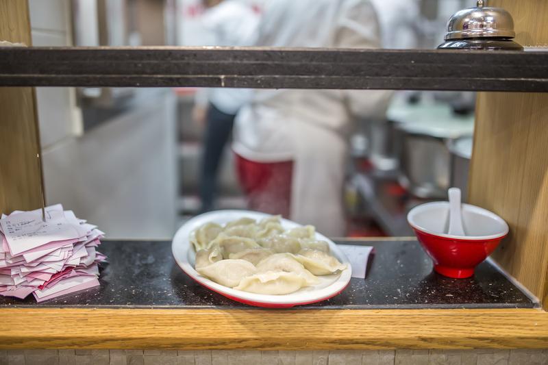 广州天河区一水饺店因价格实惠引发关注，15个水饺只卖5元，面条最贵仅8元，店内水