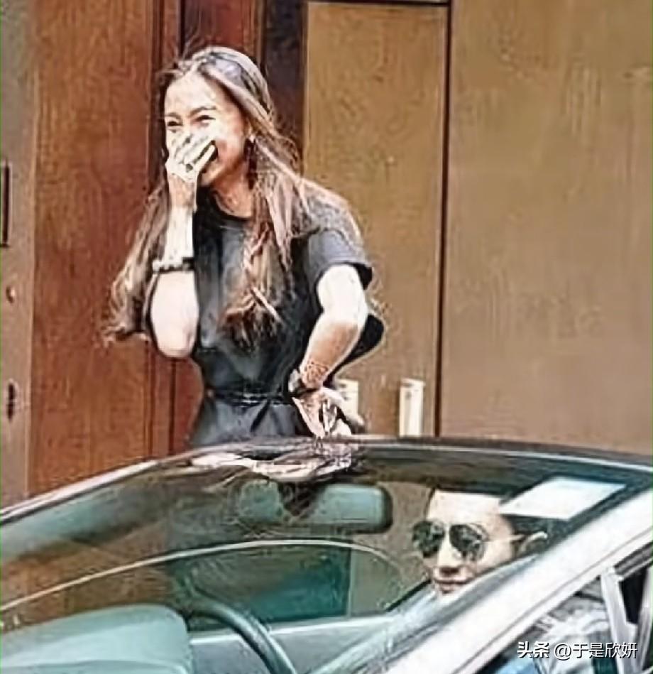往事重提！黄晓明送杨颖二手兰博基尼画面再刷屏，回头看满是讽刺
 
一段多年前的旧