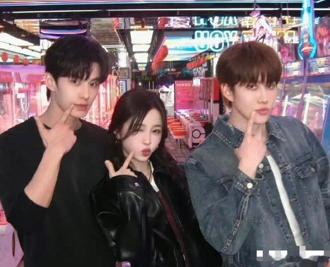 1、虞书欣这操作是有点迷啊！她那部《双轨》都播了，按说这时候该去扫楼宣传了，结果