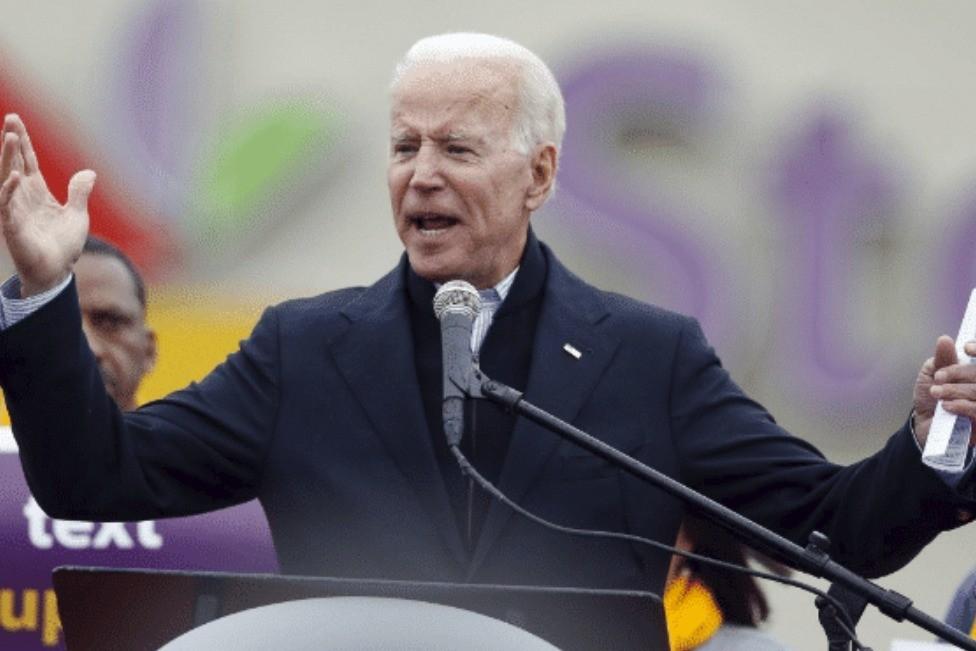 打地面战，恐怕就会断送总统宝座。越战时，美军投入了65万兵力，在33万平方公里的