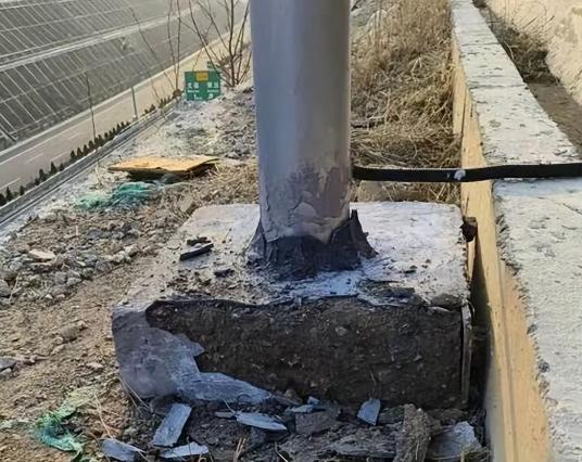 将近3个亿的国家工程，监测山体滑坡的底座用手一掰就碎，这不是段子是真事！
说真的