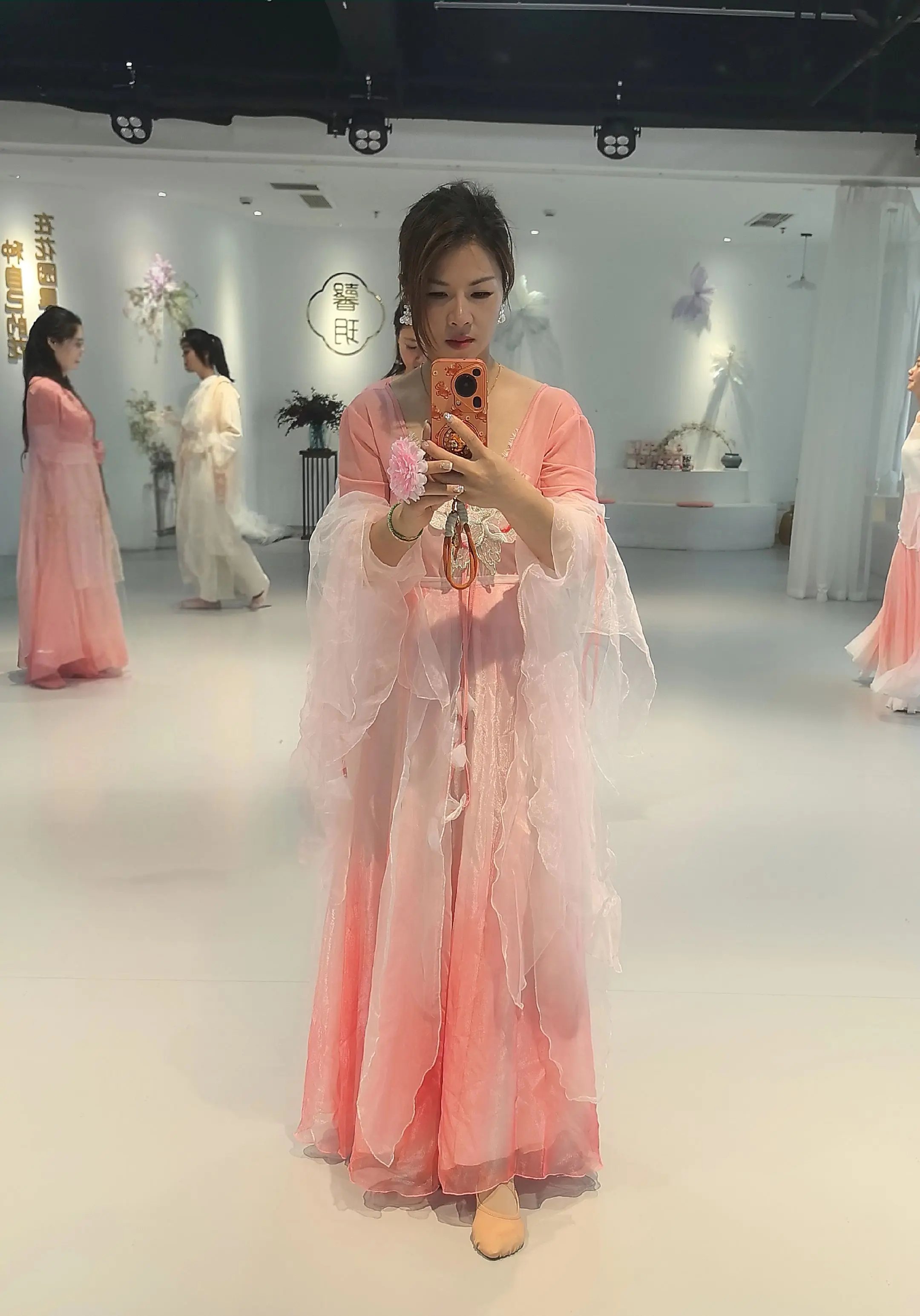 遇见错的人会消耗你，遇见对的人会治愈你，成年人最好的自律是及时止损，任...