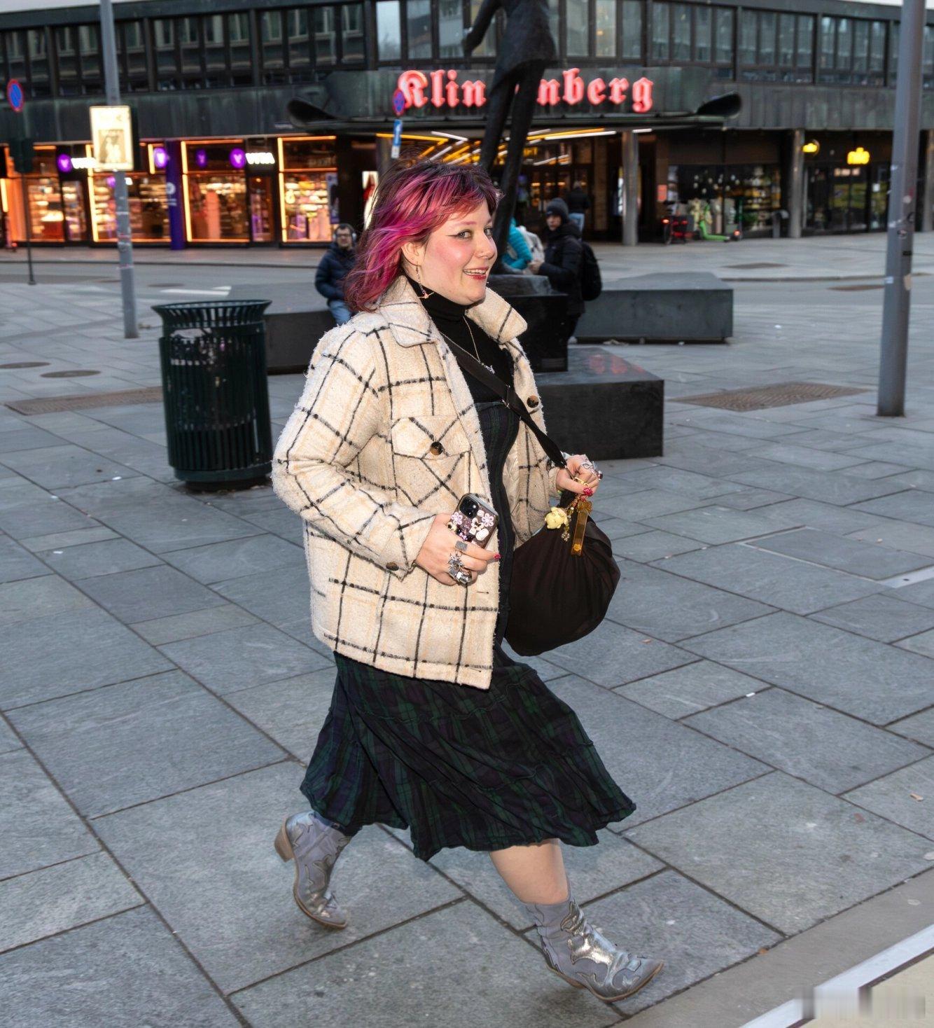 挪威王室 🇳🇴3月16日，索尼娅王后在外孙女莫德陪伴下出席观赏爵士乐音乐会。